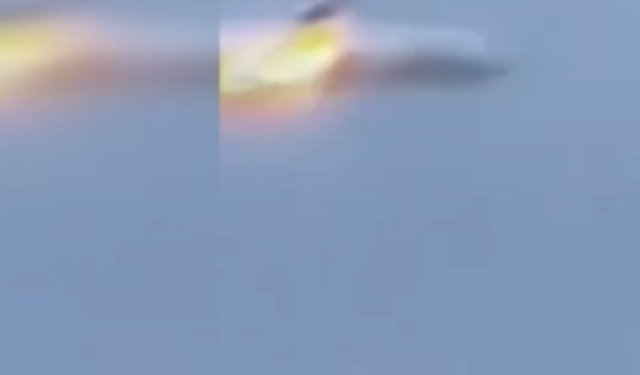 Yolcu uçağının motoru kalkıştan sonra alev aldı