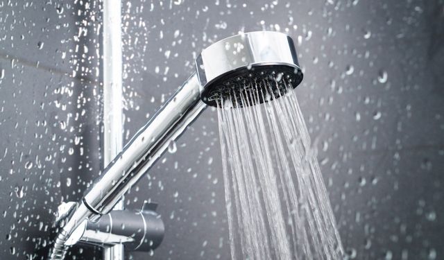 Serinlemek için girilen soğuk duşun korkutucu etkisi…