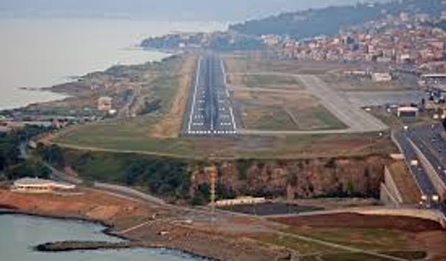 Uçak kalkıştan 8 dakika sonra Trabzon'a acil iniş yaptı