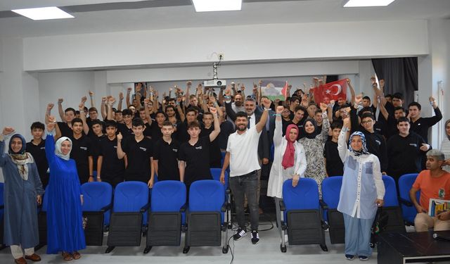 Öğrenciler, SUMUD Filosu’nda yer alan Gazeteci  Yaşar Yavuz ile canlı bağlantı kurdu