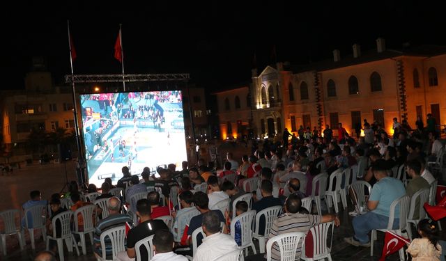 Gaziantep ve çevre illerde Türkiye-Almanya EuroBasket 2025 final maçı dev ekrandan izlendi