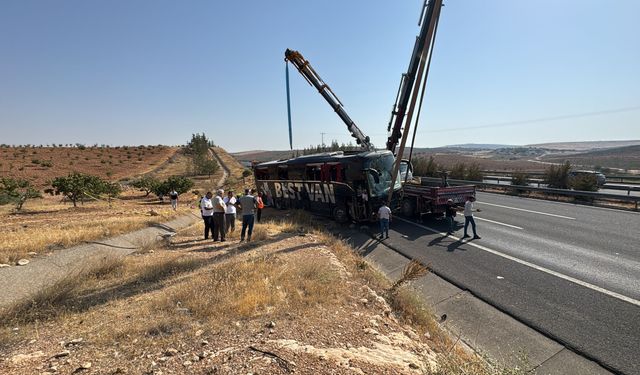 Otoyol faciası! Yolcu otobüsü devrildi! Çok sayıda yaralı var