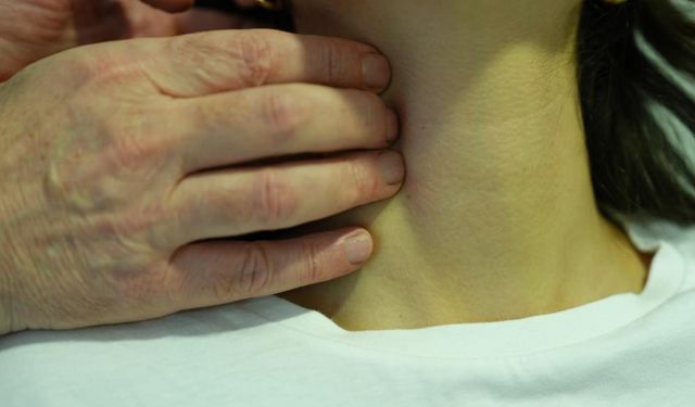 Boynunuzdaki şişliği göz ardı etmeyin! Ciddi hastalıkların habercisi olabilir