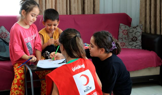 Türk Kızılay'dan deprem bölgesindeki 7 bin 107 öğrenciye yardım eli