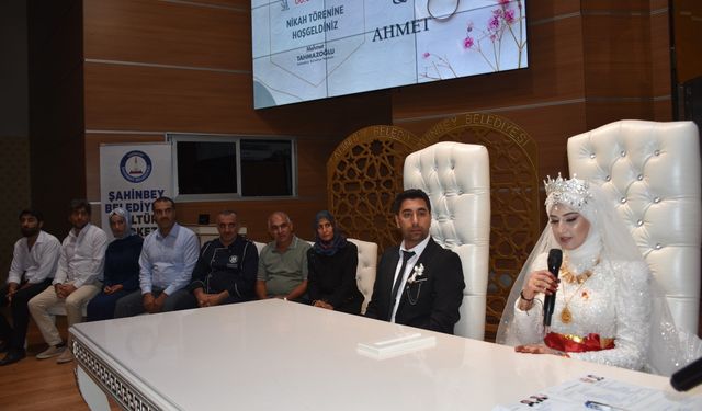 Depremzede çift "kötü gün dostu" personelin nikah şahidi oldu