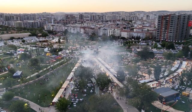 GastroANTEP'te kebap stantlarının önünde kuyruk oluştu, dumandan göz gözü görmedi