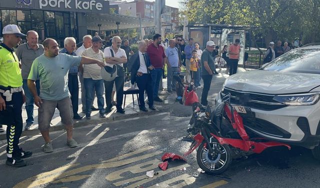 İki otomobilin arasında kağıt gibi ezildi! 2 kişi kazayı yaralı atlattı
