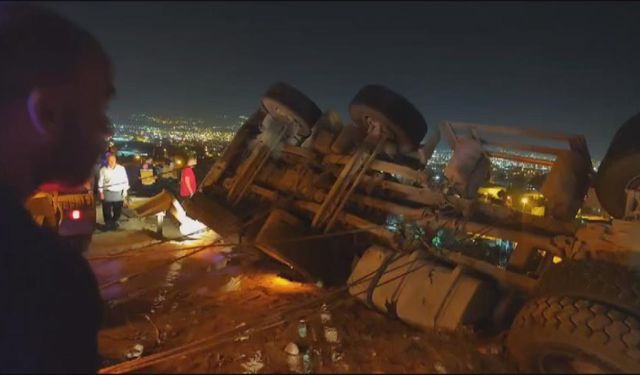 Feci kaza! Kamyon devrildi! Sürücü kayıplara karıştı