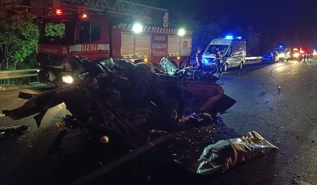 Otoyolda feci kaza! Araçtan geriye hurda yığını kaldı…