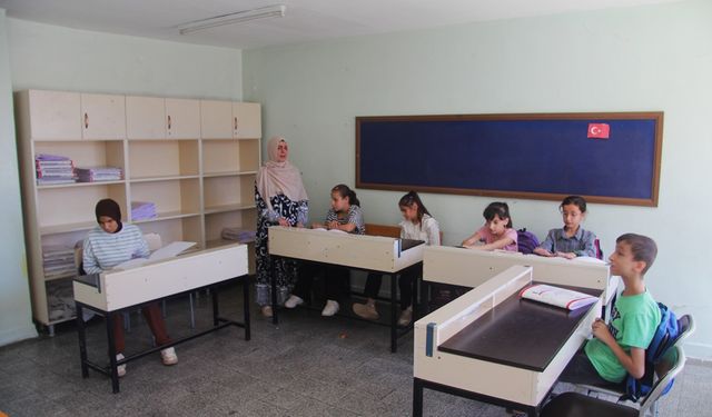 Görme engelli öğretmenin meslek aşkı öğrencilerine örnek oluyor