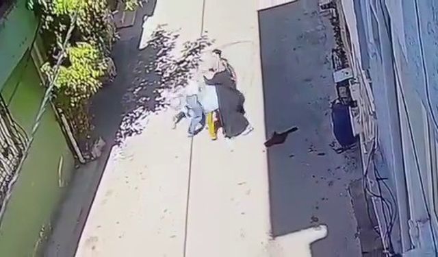 Sokak ortasında dehşet! Kucağında çocuğu olan kadını dövdüler! Video haber…