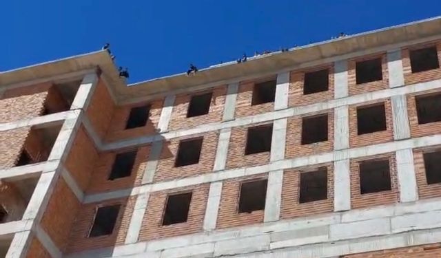 Gaziantep’te yürekleri ağızlara getiren eylem! Maaşlarını alamayan işçiler çatıya çıktı…