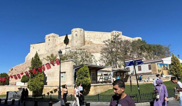 Gaziantep esnafı kalenin ziyarete açılmasını bekliyor