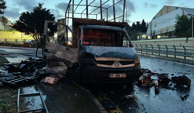 Kargo yüklü kamyonet alev alev yandı… İşte o anlar