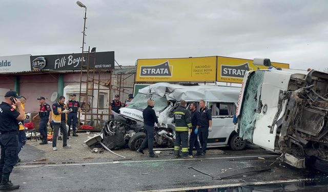 Korkunç kaza! Kamyonet ile minibüs çarpıştı! Ölü ve yaralılar var...