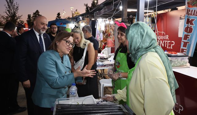 Başkan Şahin, Festival Park'ta vatandaşlarla buluştu