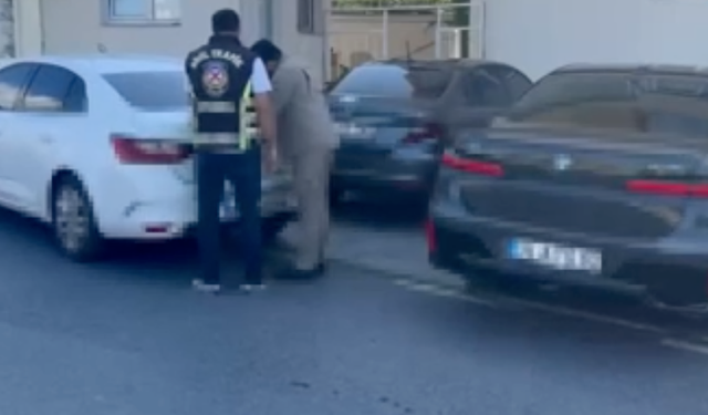 Arabasına "Resmi hizmete mahsustur" yazan mankenin aracına ceza kesildi