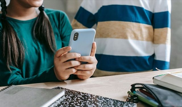 Eğitimde yeni dönem! Ortaokullarda cep telefonu yasaklandı!