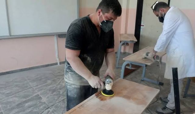 Gaziantep'te öğretmenler okulun masalarını boyadı!