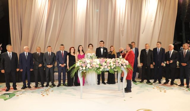 Gaziantep'te iş ve siyaset dünyası bu nikahta buluştu... Meriç ve Yılmazkaya ailelerinin mutlu günü