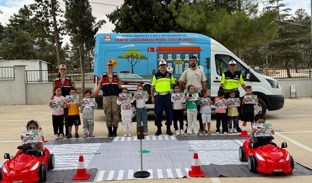 Gaziantep'te öğrencilere trafik kuralları anlatıldı! Çeşitli hediyeler verildi