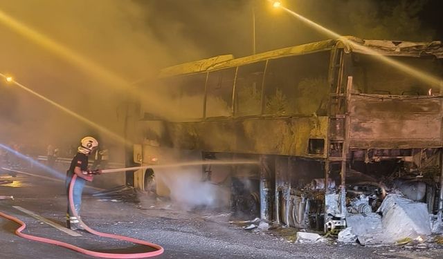Gaziantep otoyolunda faciadan dönüldü! Yolcu otobüsü cayır cayır yandı!
