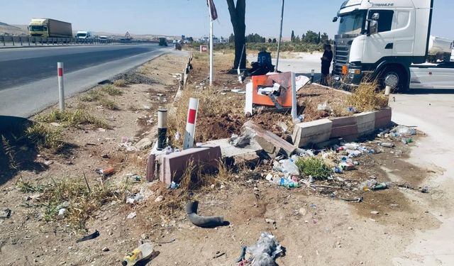 Savrularak yol kenarındaki kaldırıma çarpan motosikletin sürücüsü hayatını kaybetti