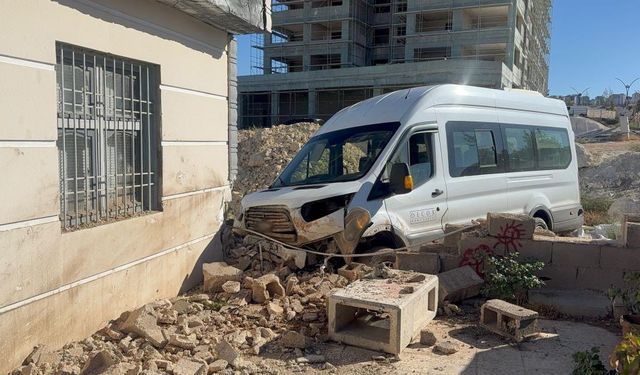 Gaziantep'te kazadan kaçmaya çalışan servis eve çarptı: 3 yaralı