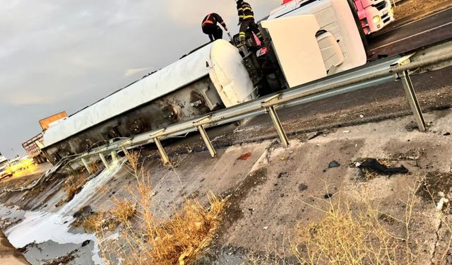 Facianın eşiğinden dönüldü! Mazot yüklü tanker otomobile çarptı: Yaralılar var