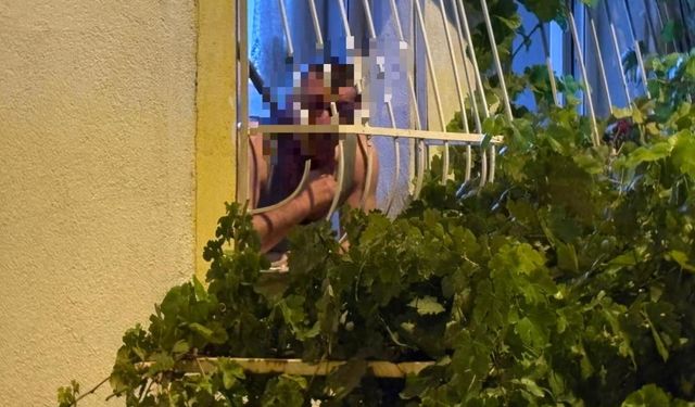 Korku dolu anlar! Pencerede kendini kesmeye çalıştı: Video haber…