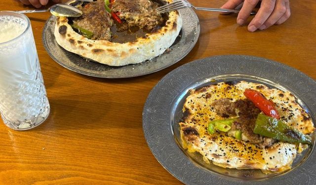 Gaziantep’te lezzet şöleni! Kiremitte pişen lavaş kebabı damak çatlatıyor