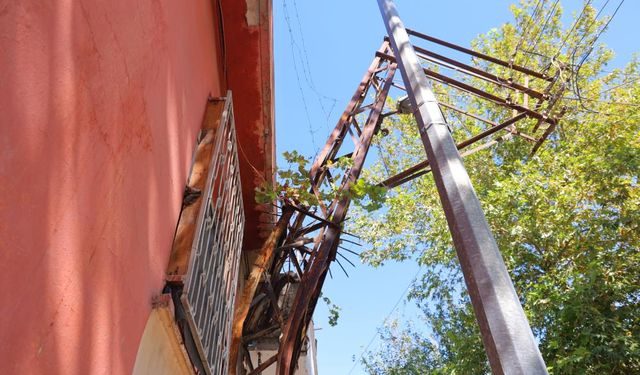 Kahramanmaraş'ta vatandaşlar isyanda! Elektrik direği aylardır eğik halde duruyor