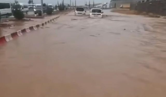 Gaziantep’te şiddetli sağanak hayatı felç etti: Yollar göle döndü!