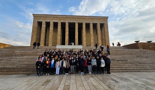 GKV’li öğrencilerden anlamlı ziyaret! Anıtkabir’i ziyaret ettiler