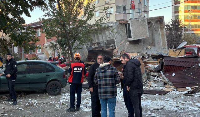 Gebze'de bina çöktü: Enkaz altında insanlar var!