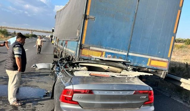 TAG Otoyolu’nda acı kaza! Tıra ok gibi saplandı!