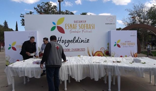 Gaziantep'te kurulan sofradaki yemek ve tatlılar 10 dakikada tükendi