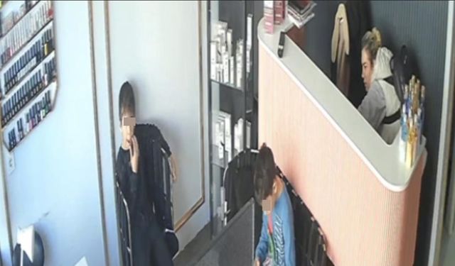 Güzellik merkezinde şok hırsızlık! Kendisini uyaran çocukları iterek kaçtı