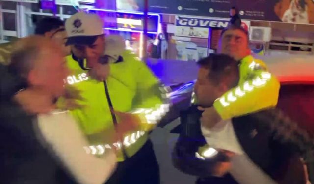 Alkollü sürücü polise yumrukla saldırdı! O anlar kamerada…