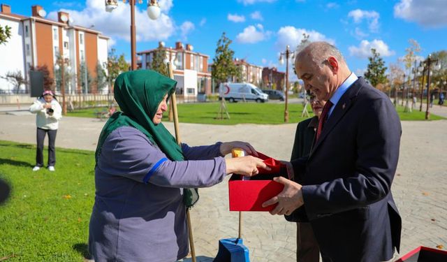 Sosyal deney milyonların kalbine dokundu! Türk bayrağını yere düşürmemek için gösterdiği duyarlılık yürekleri ısıttı