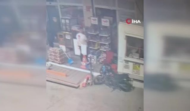 Bu kadarı da pes dedirtti! Görevlinin yanı başında hırsızlık yaptılar: Video haber…