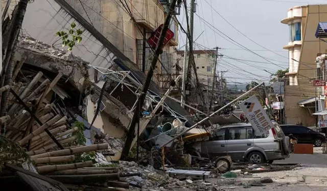 7.4 büyüklüğünde deprem! 7 kişi hayatını kaybetti