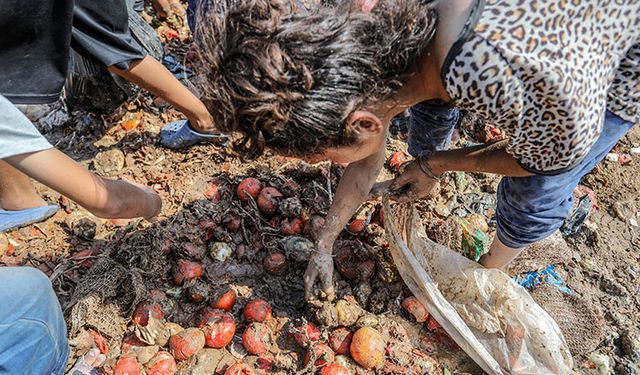 Gazze’de hayatta kalma mücadelesi! Çöplerden yiyecek topluyorlar