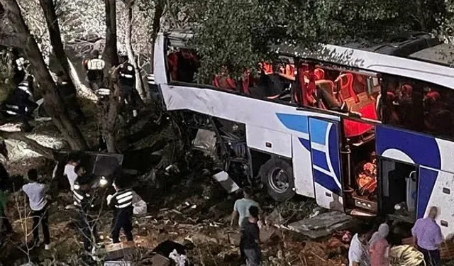 Katliam gibi kaza! Yolcu otobüsü şarampole yuvarlandı: Çok sayıda ölü ve yaralı var