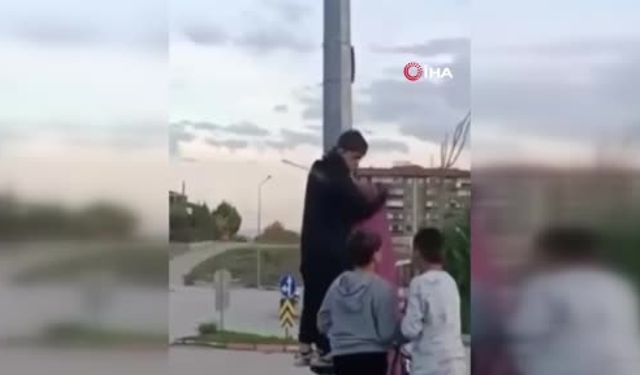 Çocukların bayrak hassasiyeti duygulandırdı! Direğe böyle tırmandılar