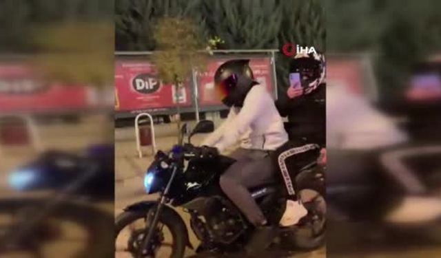Motosikletiyle ön kaldırdı, kayarak böyle düştü!