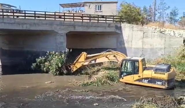 Nizip Belediyesi’nden temizlik atağı! Sel riskine karşı dere yataklarını temizlediler