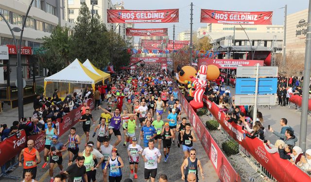 Gazi Yarı Maratonu heyecan ve renkli görüntülerle yapıldı