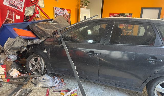 Gaziantep’in komşu ilinde kontrolden çıkan otomobil dükkana girdi!