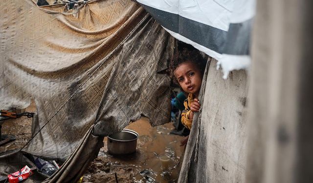 Gazze'de şiddetli yağış! Filistinlilere ait onlarca çadırı su bastı…